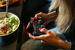 mujer participación juego controlador con cuenco de ensalada foto