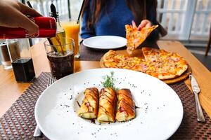 plato de comida en mesa foto