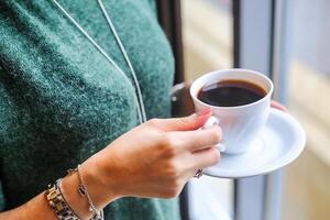 mujer participación un taza de café en un café foto