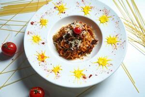 blanco plato con espaguetis y Tomates foto