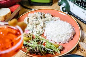 plato de comida con juguete coche en mesa foto