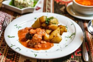 blanco plato con carne y patatas foto