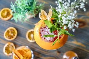 mesa con naranjas y lleno de flores florero foto