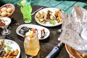 mesa conjunto con clasificado comida y bebidas foto