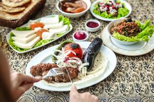 persona corte dentro un plato de comida foto