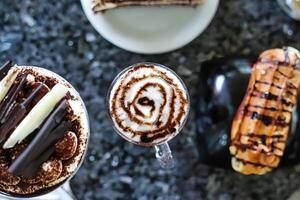 clasificado postres y bebidas arreglado en un mesa foto