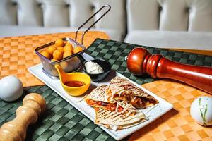 plato de comida en mesa foto