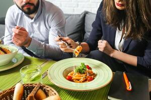 Pareja disfrutando un comida a un mesa foto