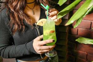 mujer participación un verde bebida foto