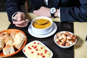 mesa con comida bochas y sopa foto