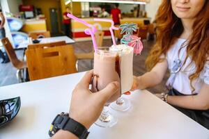 mujer sentado a mesa con bebida en mano foto