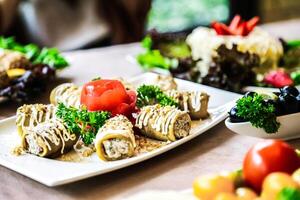 vistoso untado de vegetales adornar platos en mesa foto