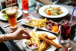 mesa adornado con clasificado platos y bebidas foto