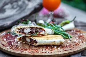 de cerca de un gastrónomo comida en un mesa foto