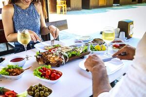 hombre y mujer disfrutando un comida a un mesa foto