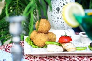 blanco plato con comida y verde bebida foto