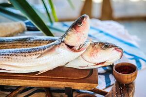 dos pescado sentado en un de madera mesa foto