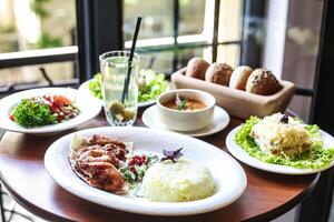 vistoso mesa conjunto con clasificado comida y refrescante bebidas foto