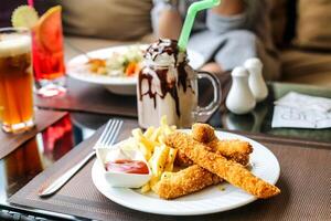 delicioso comida con refrescante bebida en mesa foto