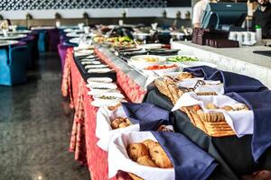 diverso formación de comida en un buffet línea foto