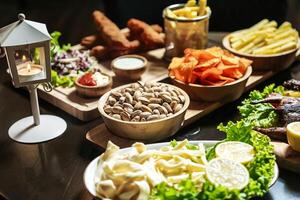 mesa con comida platos y linterna foto