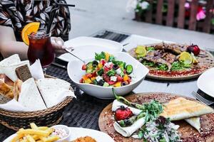mesa con clasificado platos de comida y bebidas foto
