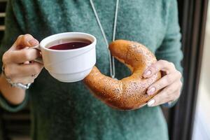 blanco plato coronado con rosquillas siguiente a taza de té foto