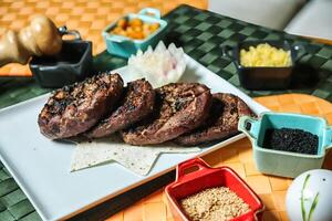 chapado filete y clasificado comidas en mesa foto