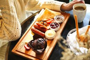 bandeja de comida y café taza en mesa foto