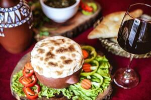 delicioso plato de comida con un vaso de vino en un mesa foto