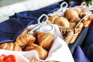 clasificado comida artículos incluso croissants en un cesta foto