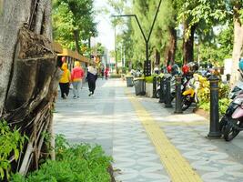 Surakarta, abril 11 2024, tranquilo calles con lozano arboles y otro público instalaciones alrededor manahan estadio. foto