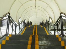 peatonal puente con túnel estilo diseño. peatonal túnel círculo. moderno contemporáneo estilo para urbano gente. foto