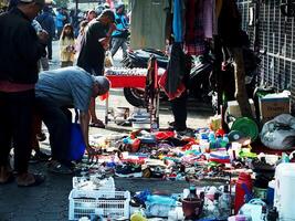 surakarta ciudad, central Java, Indonesia, abril 15, 2024. notoharjo mercado. el pulga mercado es situado en el afueras de ciudad, siempre ocupado con visitantes en el Mañana. comprando y de venta usado bienes foto