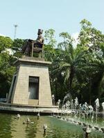 Surakarta, central Java, Indonesia abril 11, 2024. el estatua de señor soekarno sentado mientras leyendo un libro, estatua de el primero presidente de el republik Indonesia a manahan estadio. foto