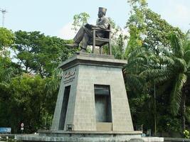 Surakarta, central Java, Indonesia abril 11, 2024. el estatua de señor soekarno sentado mientras leyendo un libro, estatua de el primero presidente de el republik Indonesia a manahan estadio. foto