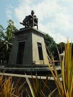 Surakarta, central Java, Indonesia abril 11, 2024. el estatua de señor soekarno sentado mientras leyendo un libro, estatua de el primero presidente de el republik Indonesia a manahan estadio. foto