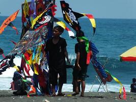 kebumen, central Java, Indonesia abril 14, 2024 puesto de venta cometas en ambal playa durante el fiesta estación. niños escoger cometas a comprar y volar. divertido dias con amigo foto