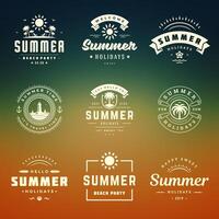 verano fiesta etiquetas y insignias retro diseño conjunto vector