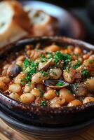 un cuenco de frijoles con un pan en el antecedentes foto