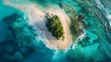 un asombroso aéreo ver de un arenoso isla rodeado por cristal claro caribe agua. el natural paisaje incluye un hermosa playa y fluido viento olas foto