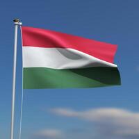 Hungría bandera es ondulación en frente de un azul cielo con borroso nubes en el antecedentes foto