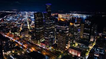 escénico ver de increíble Seattle a noche. animado panorama de el ciudad con maravilloso iluminación en el edificios y calles parte superior vista. foto