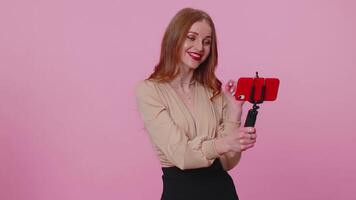 adulto menina blogueiro levando selfie em Móvel telefone, comunicando ligar conectados com assinantes video