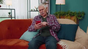 verdrietig senior granfather gebruik mobiel smartphone verliest worden verrast plotseling slecht loterij resultaten nieuws video