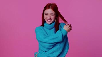 vrolijk lief tiener leerling meisje mode model- in blauw trui glimlachen en op zoek Bij camera video