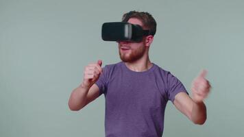 Mens gebruik makend van virtueel realiteit futuristische technologie vr koptelefoon helm naar Speel simulatie 3d spel video