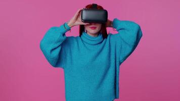 Mädchen mit virtuell Wirklichkeit futuristisch Technologie vr Headset Helm zu abspielen Simulation 3d Spiel video