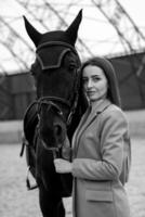 hermosa dama con caballo retrato. estilo de vida hembra modelo al aire libre con animal. foto