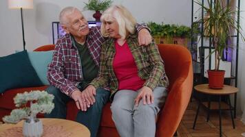 Lycklig lugna senior gammal farföräldrar pensionärer leende ser bort drömma vilar känna nöjd video